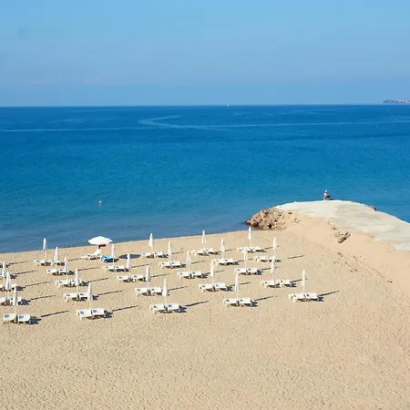 Hotel Amore Beach アパートホテル エレニテ